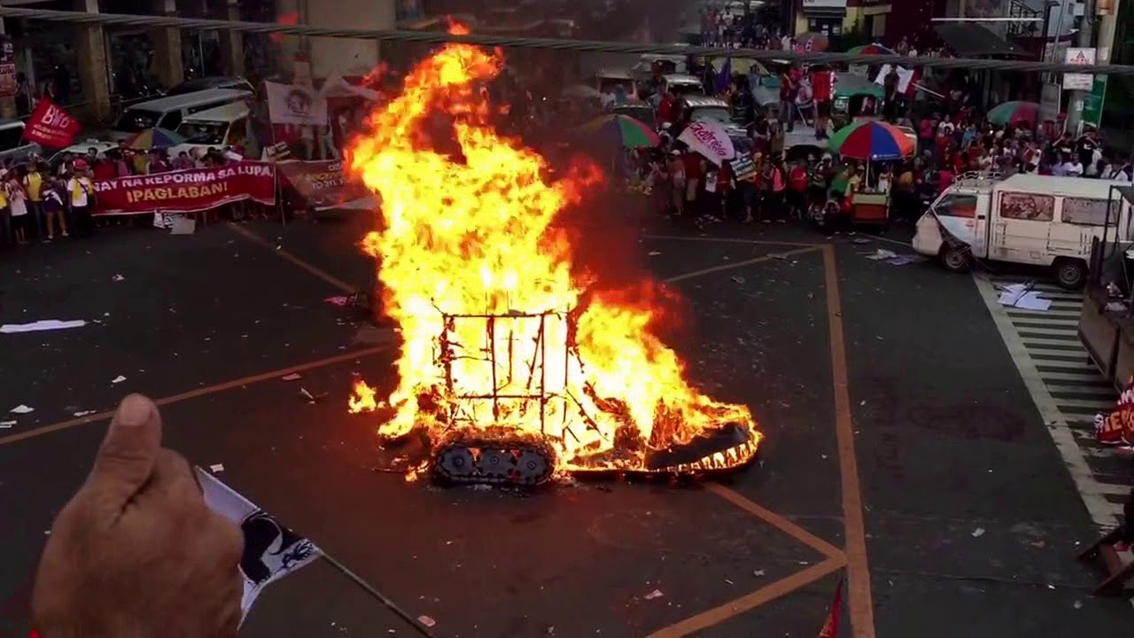 Burning of the effigy at the Farmer's Lakbayan 2017 at Mendiola