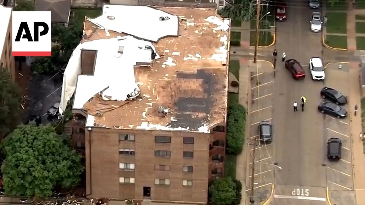 Storms knock out power in the Midwest, damage buildings and disrupt flights