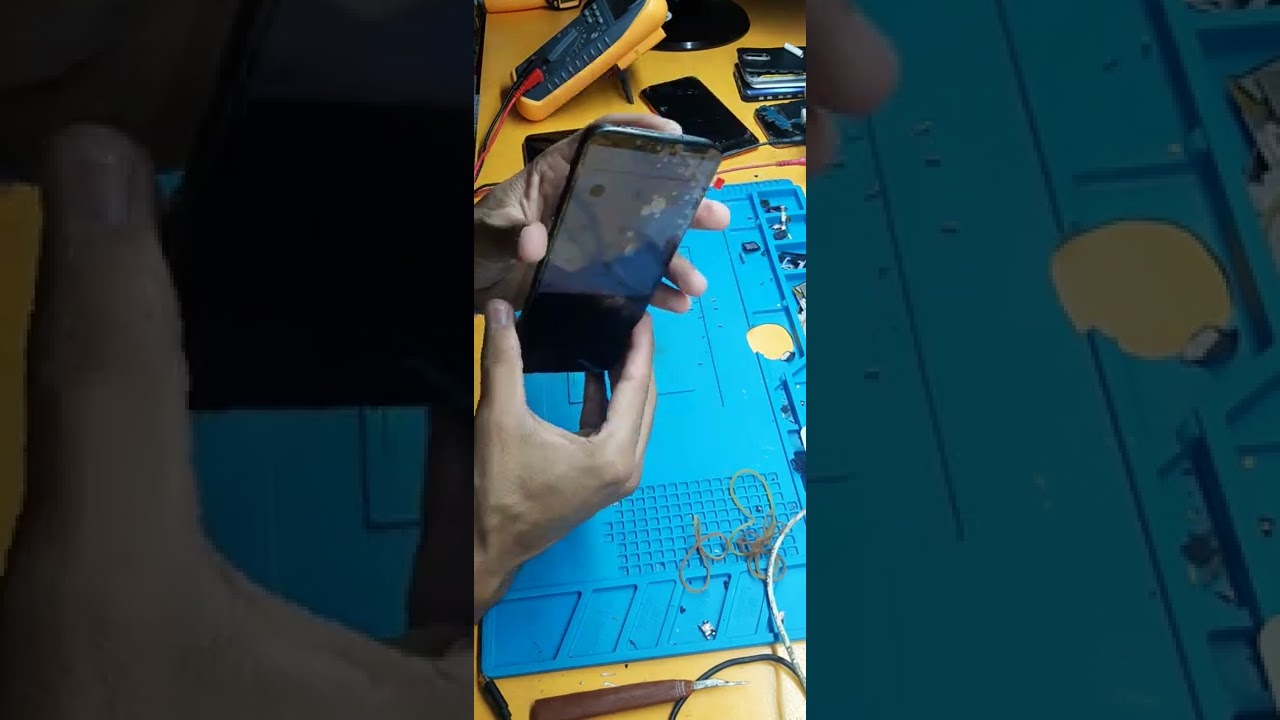 pq o celular se desliga quando coloca a tampa???????