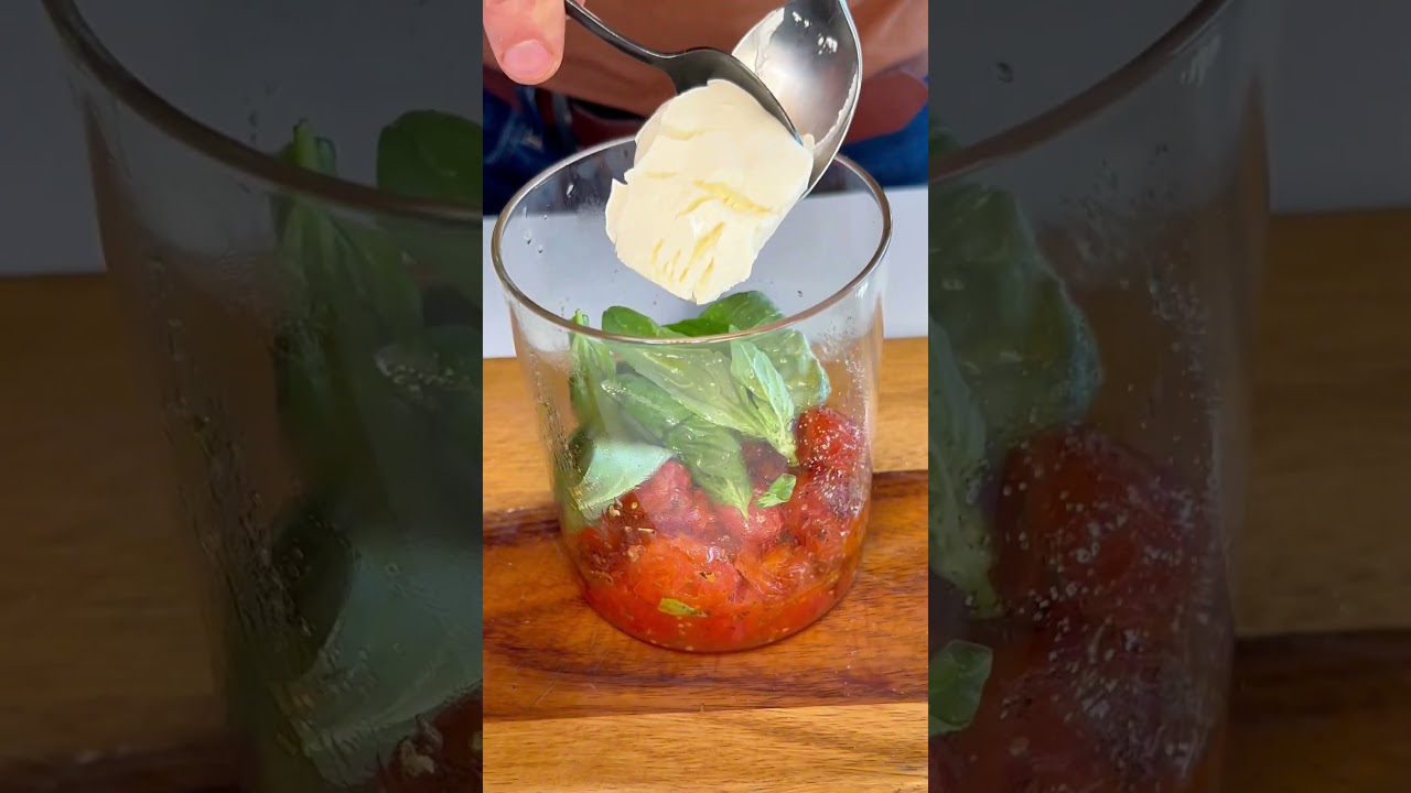 Pasta con pesto rosso. Una salsa casera muy f&aacute;cil y que te va a encantar. Receta f&aacute;cil de cocina.