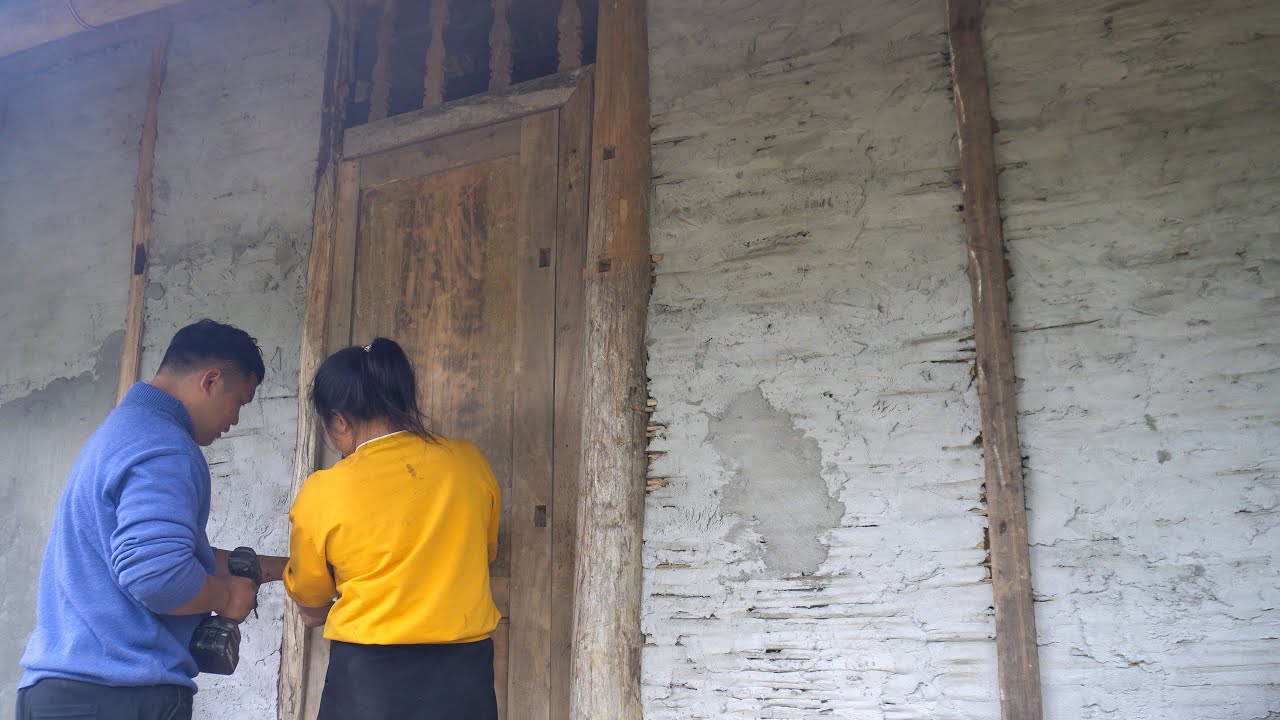 Install the lock on the back door - single mother prepare sand for the kitchen foundation