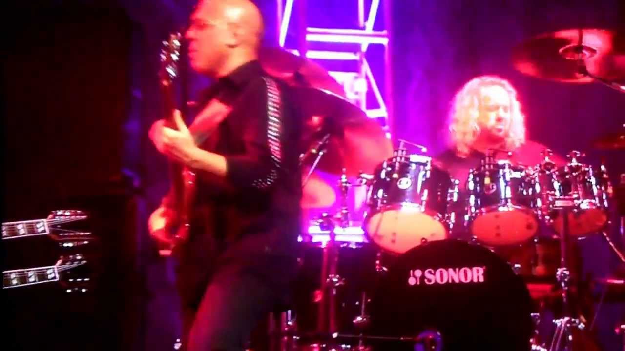 Carmine Rojas Amazing Bass line, with Joe Bonamassa`s amazing guitar solo.