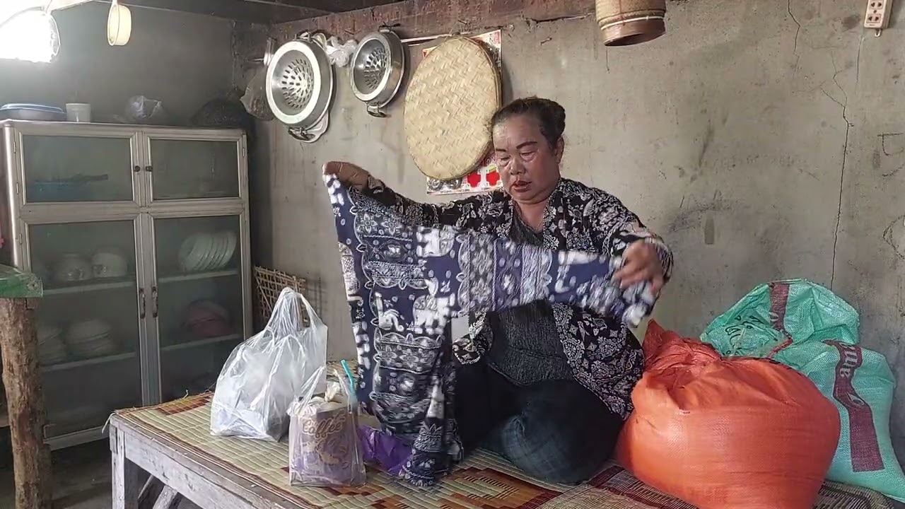 ไปจ่ายตลาดใด้ของเหลักน้อยกะมาลีวีวให้เบิ่งโกโก้ข้อยกะบ่อสะบายแล้วคิดรอดบักดำน้อย