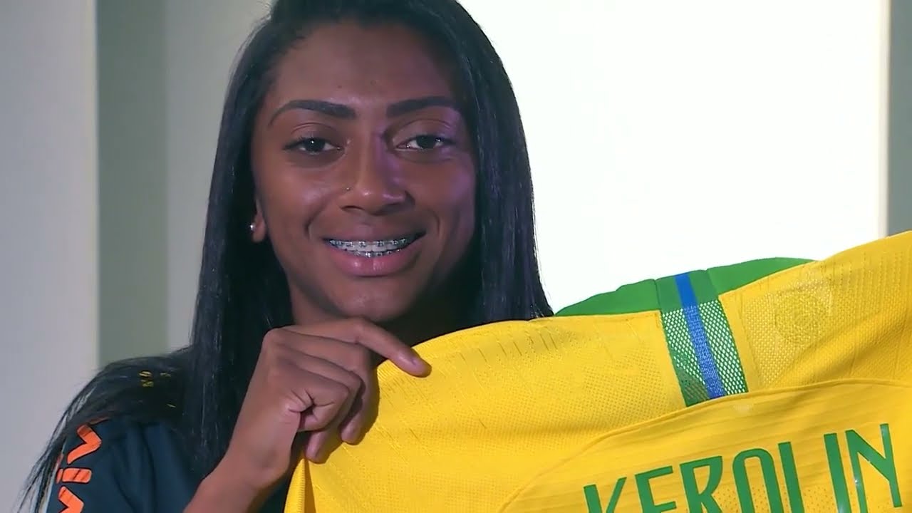 Atacante de seleção, Kerolin dá presente surpresa de Natal para a mãe