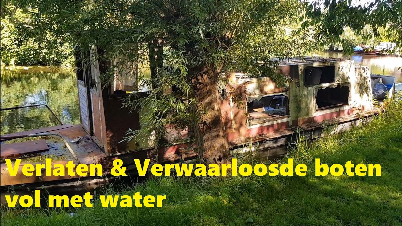 Verlaten en verwaarloosde boten vol met water.