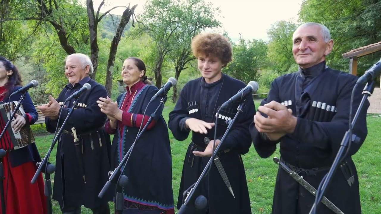 ''ქალავ რამდენას გეძახი'' -  ნინო ნაყეური & ანსამბლი 