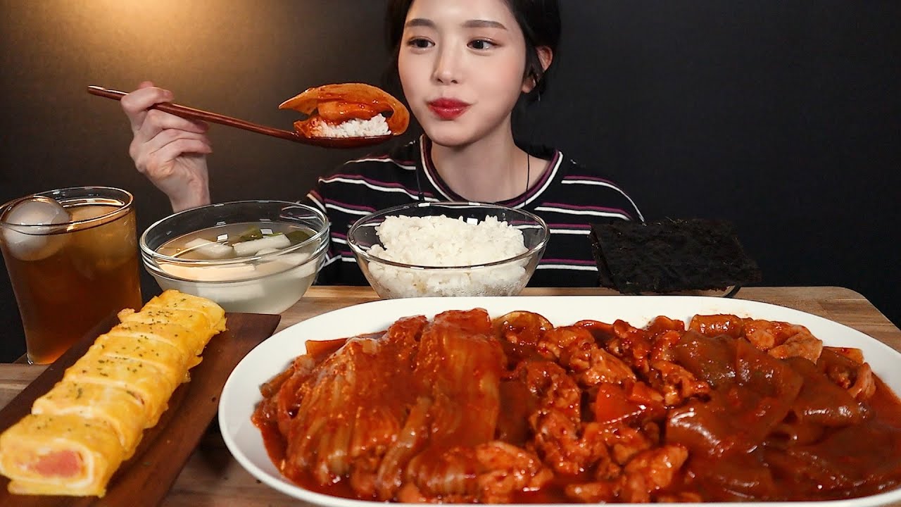 SUB)매콤새콤 묵은지닭볶음탕에 중국당면 넣어서 먹방 ! 명란달걀말이까지 Korean Chicken Stew with Aged Kimchi Mukbang Asmr