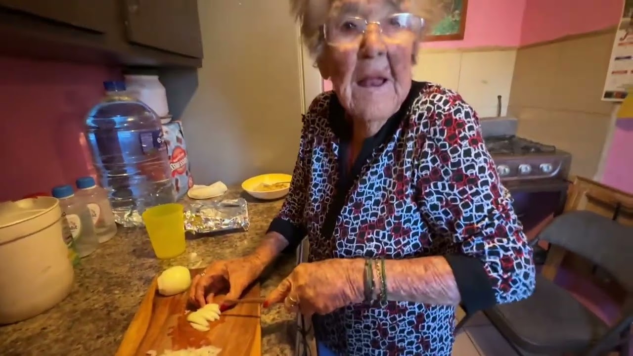 Doña Beba enojada con unas mujeres (mitotearas) del pueblo que están al pendiente de donde anda