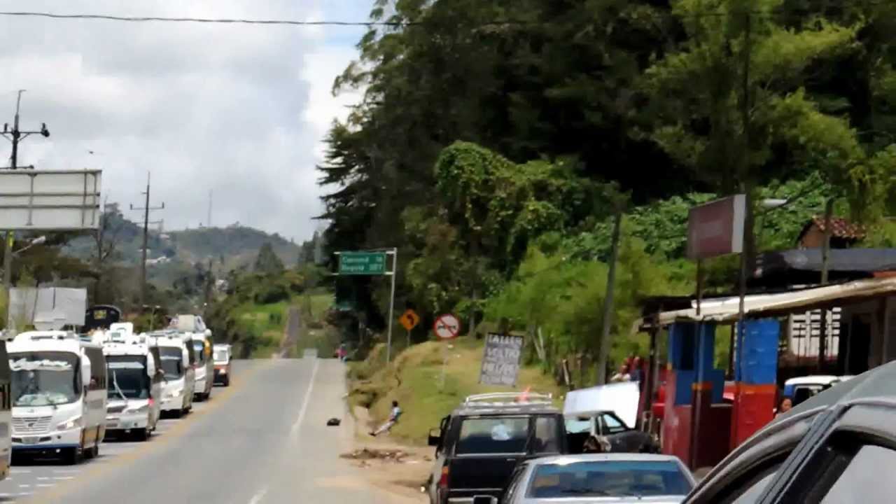 HINCHAS DE MILLONARIOS PASANDO POR EL SANTUARIO