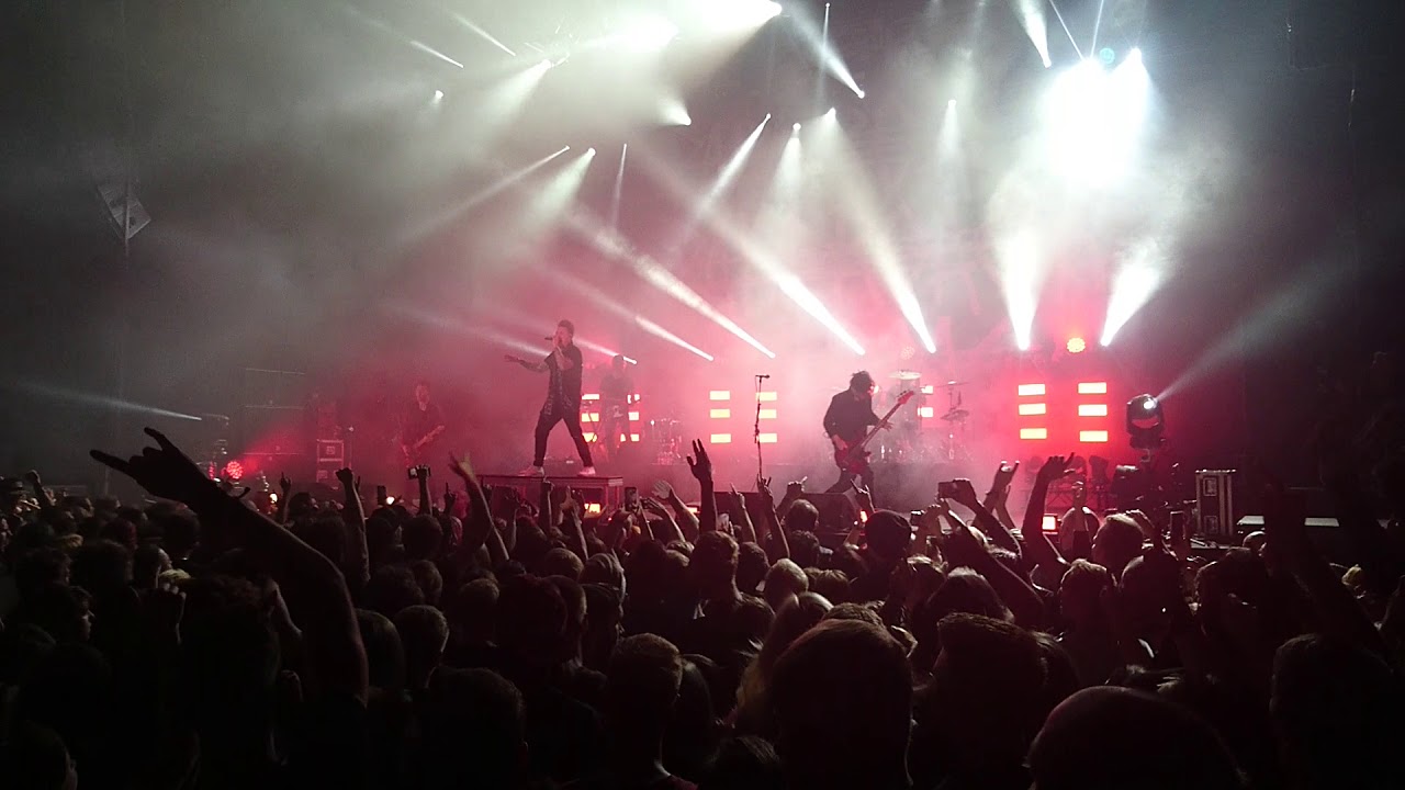Papa Roach - Forever + In The End (Chester Bennington Tribute) (live im Ufo Velodrom in Berlin 2017)