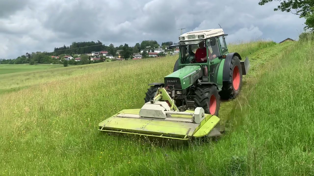 Fendt 275S mäht steilen Hang