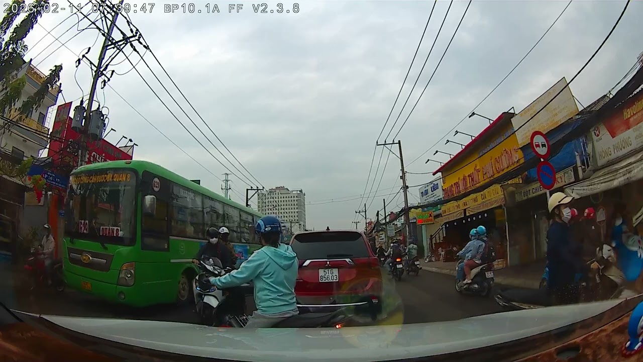 Nhiều người ý thức kém sang đường hay chen vào đầu ô tô,đến lúc tai nạn thì nói: Ô tô phải nhường .