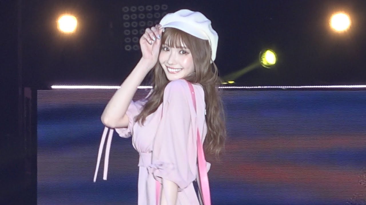 “北新地No.1キャバ嬢”ひめか、ガルアワ降臨でランウェイを魅了　大人かわいいワンピ姿でキュートな笑顔 『GirlsAward 2022 SPRING/SUMMER』