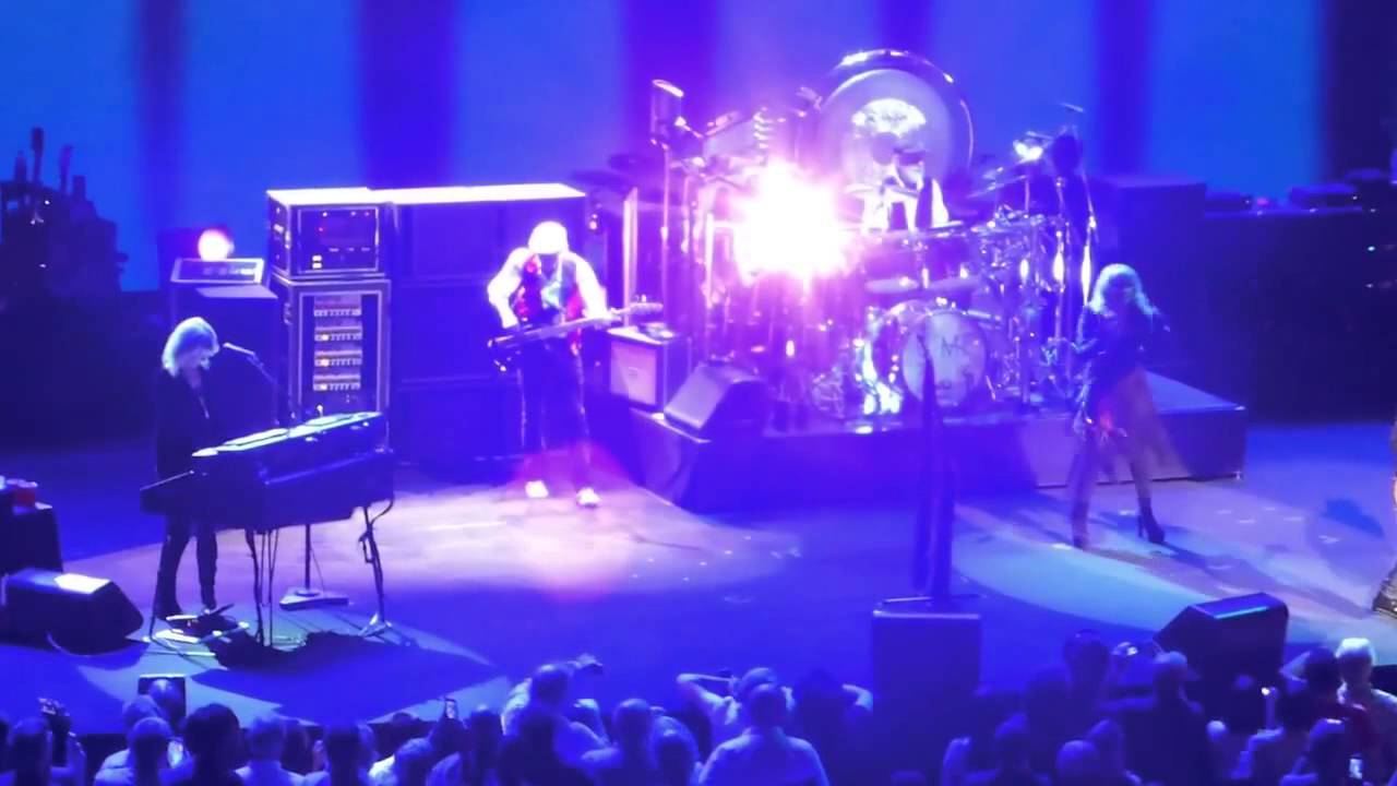 FLEETWOOD MAC - THE CHAIN & YOU MAKE LOVING FUN  2015 LEEDS