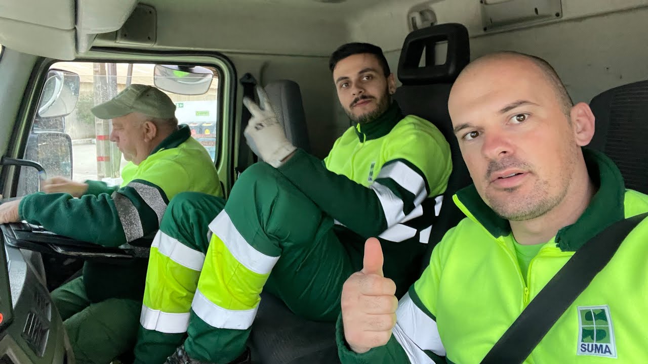 Motorista no camião de lixo em Portugal