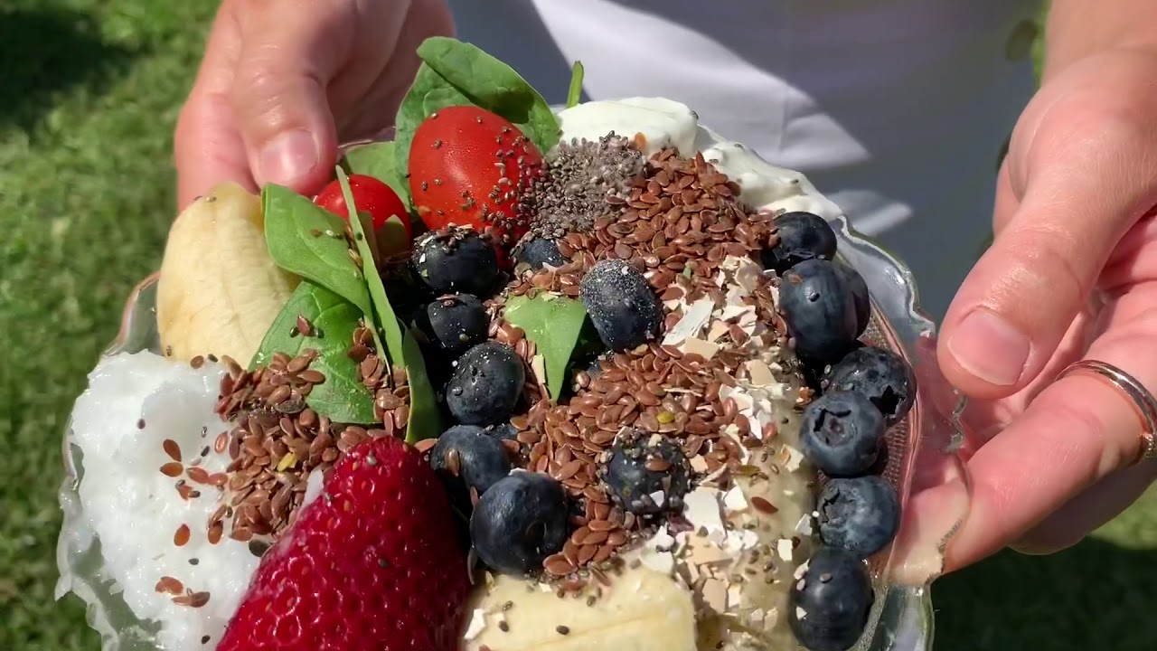 Silkie chickens living their best lives in Lakeview, New Orleans