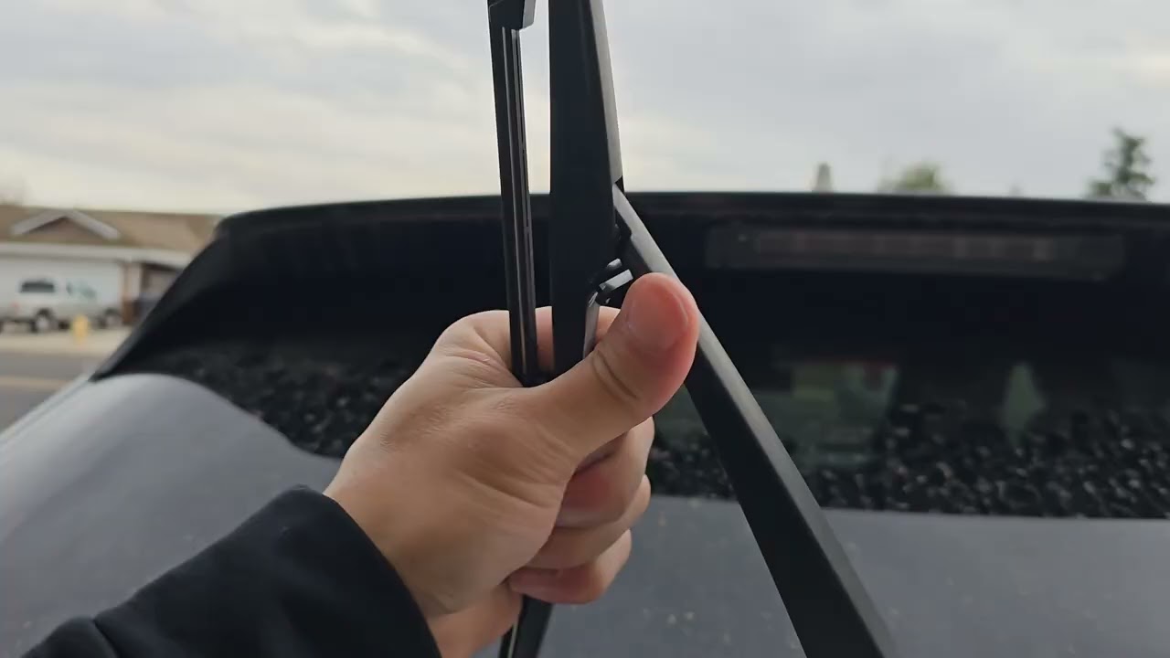 Снятие и установка заднего стеклоочистителя на Toyota Venza 2021 года выпуска.