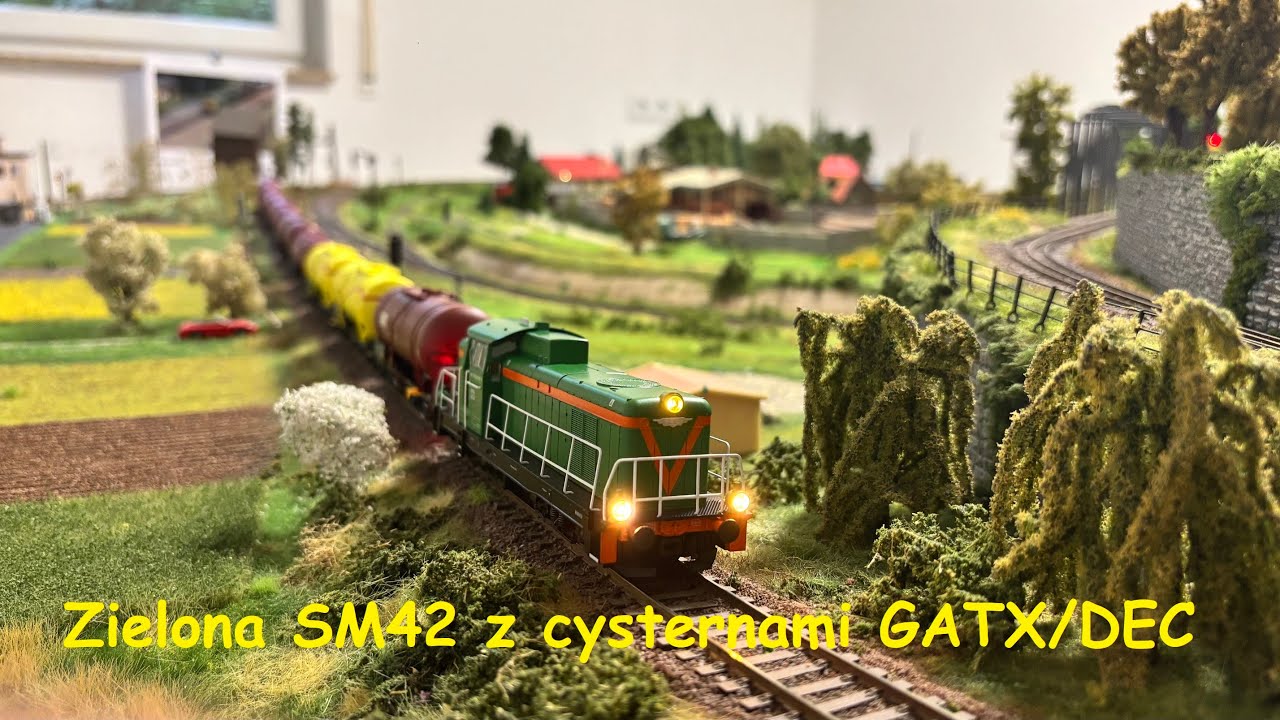 Na makiecie: Zielona SM42 z cysternami GATX/DEC