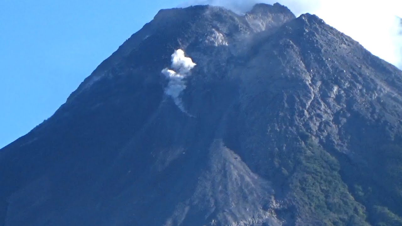 MERAPI LUNCURKAN LAVA BERULANGKALI 
