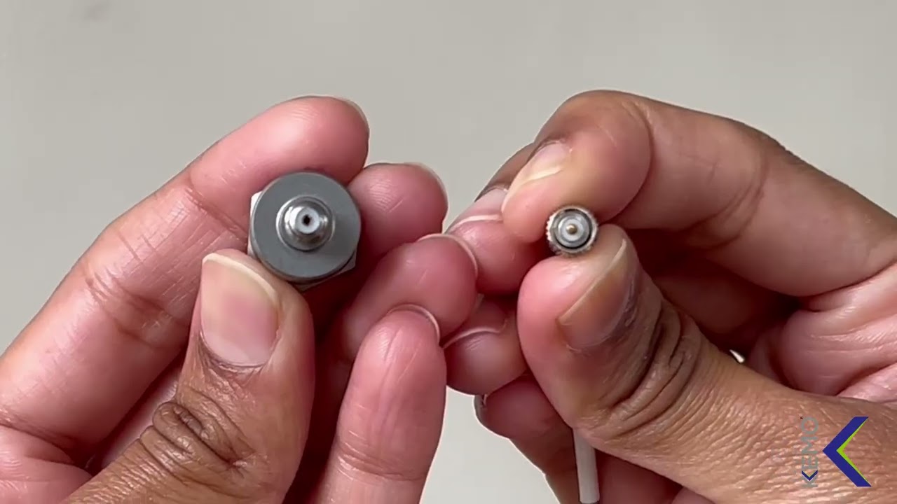The correct way to connect a Monoaxial Accelerometer with Non Captive Nut