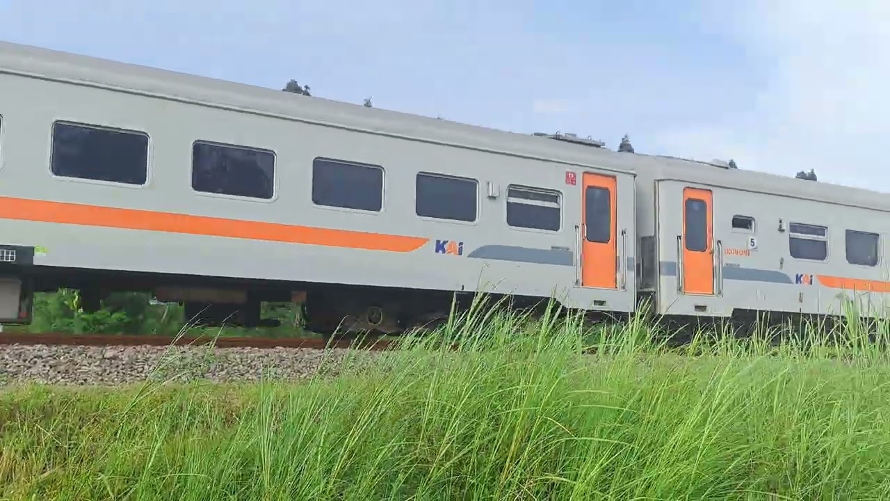 Detik detik KAI melintas keluar dari st cimekar‼️‼️