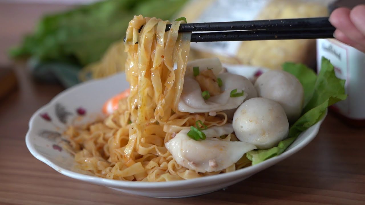 Singapore Traditional Fish Ball Thick Egg Noodles (Mee Pok)