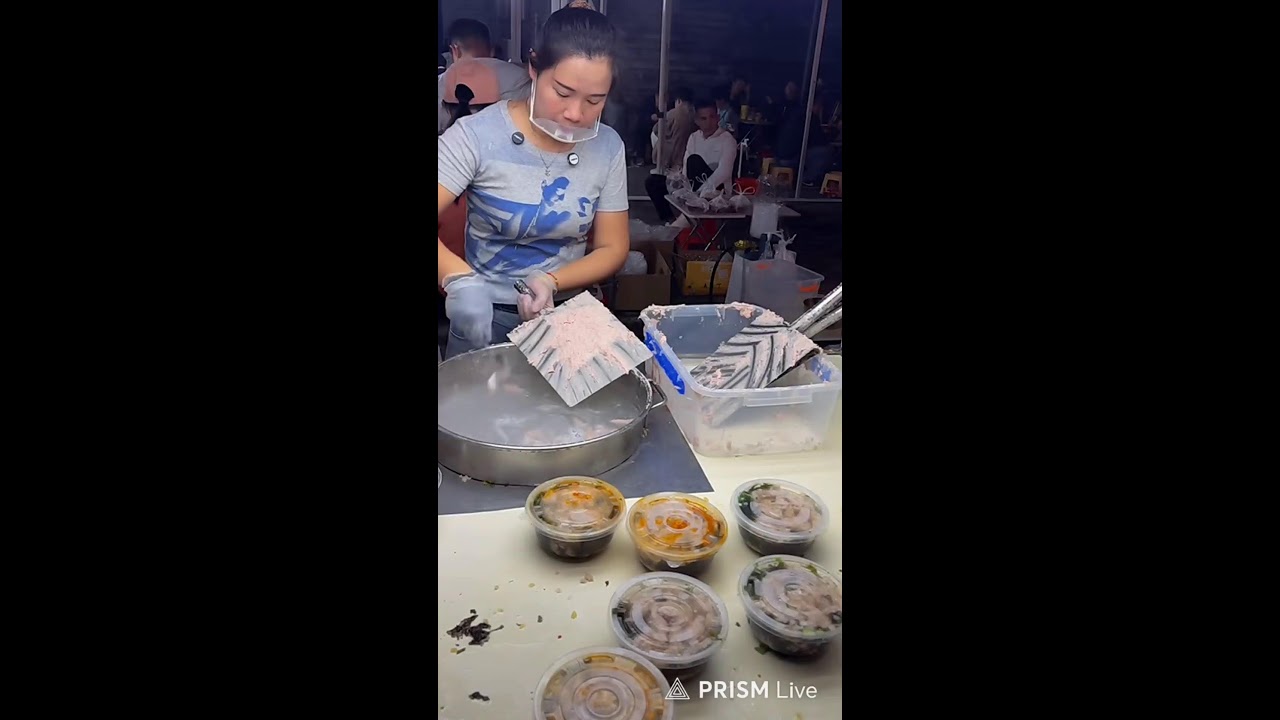 Chinese Woman expert in cooking.