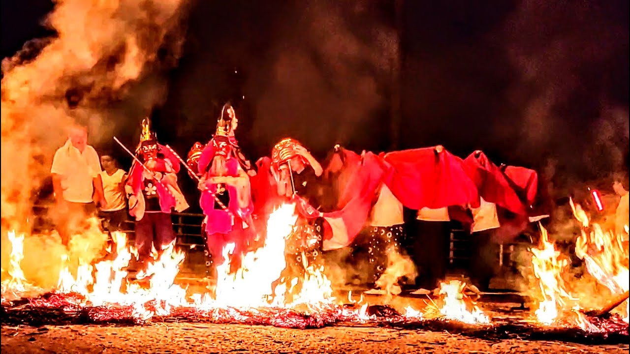 氷見市 4年ぶり熊無の獅子舞  団長宅 2023 富山県氷見市熊無 Pass through the flaming gate of the village chief's house Japan