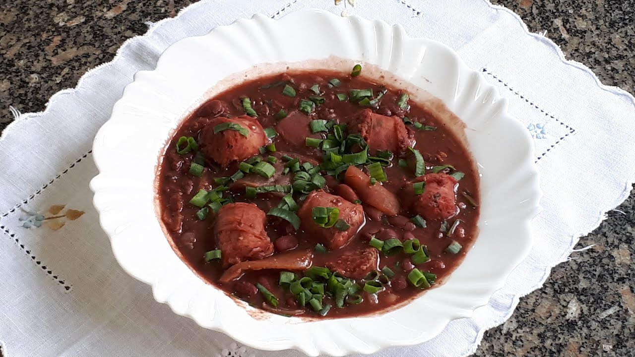 FEIJÃO COM PELE DE BACON E LINGUIÇA