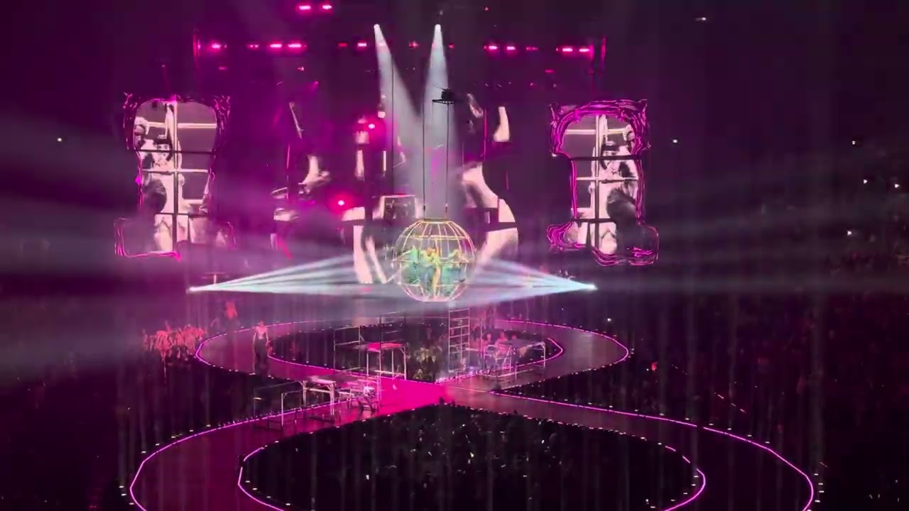 Katy Perry - I Kissed A Girl live Montreal - The Lifetimes Tour