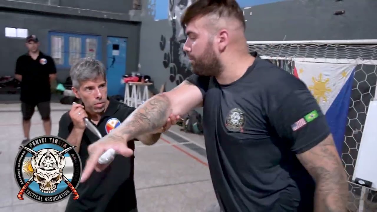 Ejercicio con cuchillo de Pekiti Tirsia Tactical Association