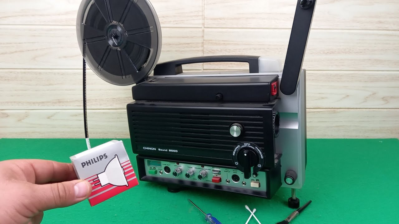 Sostituzione lampadina e pulizia proiettore super 8 vintage