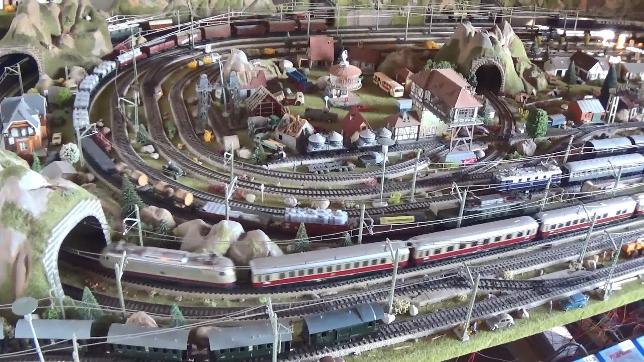Märklin H0 - M-Gleis-Eisenbahn  Fahrvideo Mehrzugbetrieb / Tin Plate Wagen der frühen 50er Jahre .