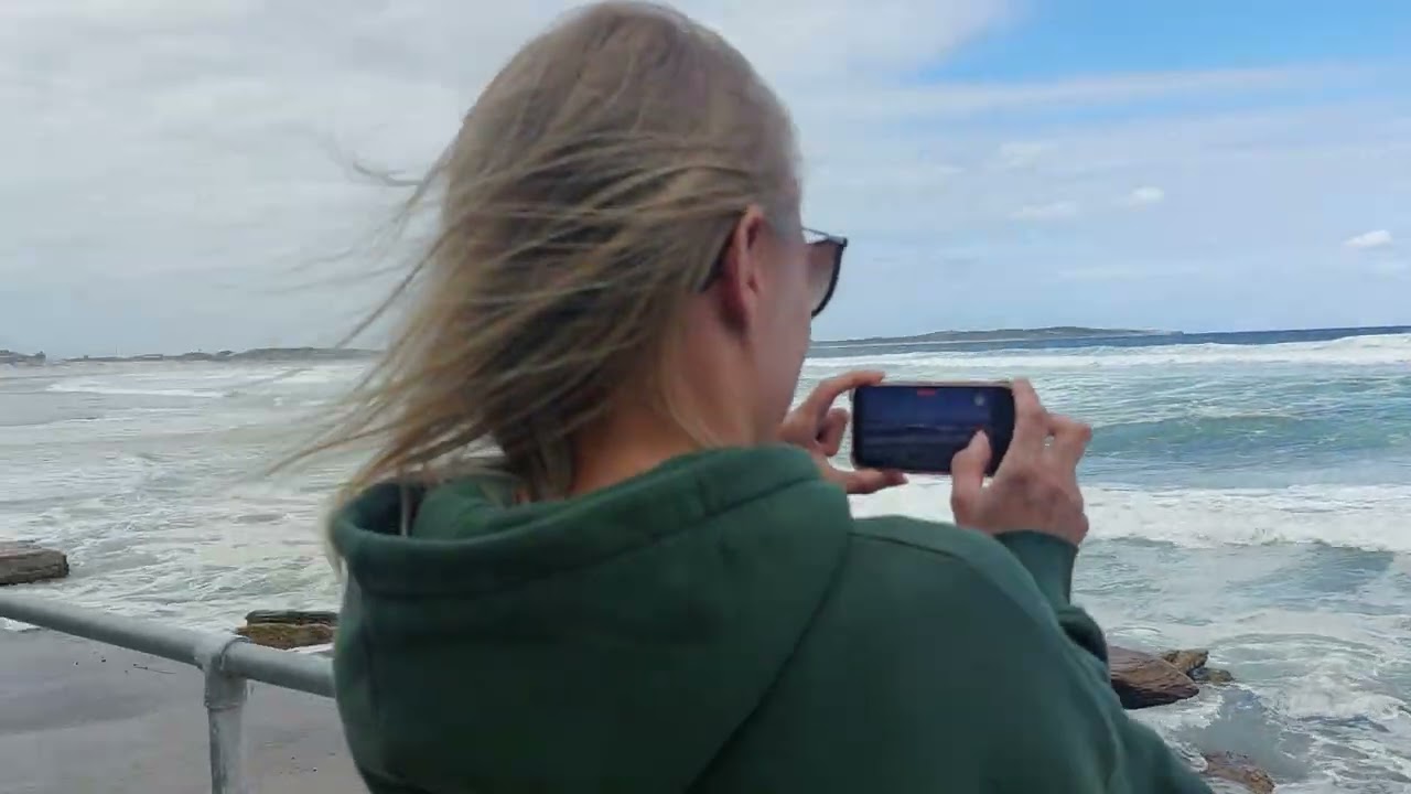 Very strong winds and rough sea at Cronulla Beach .