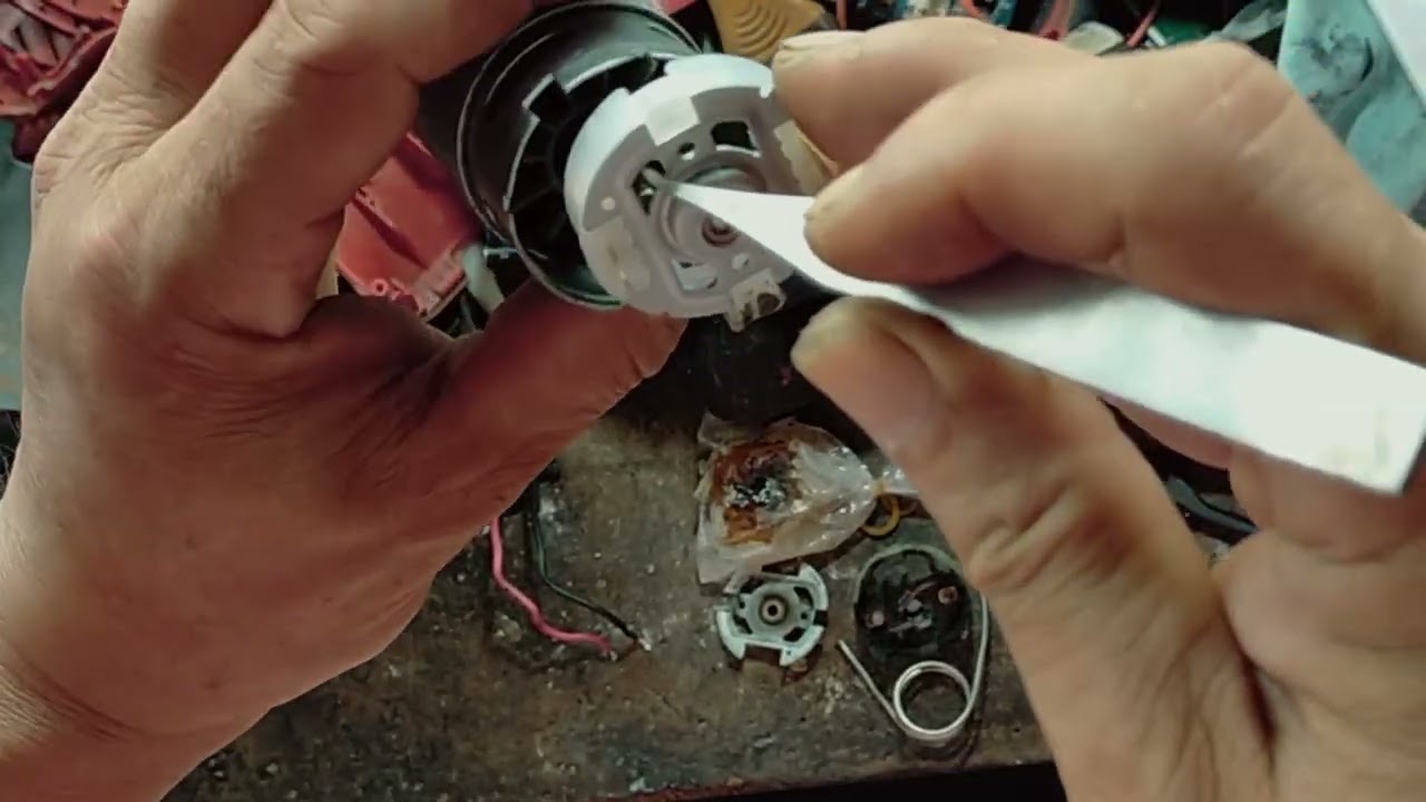 Cách thay thế Đế than moto 555 khoan pin
