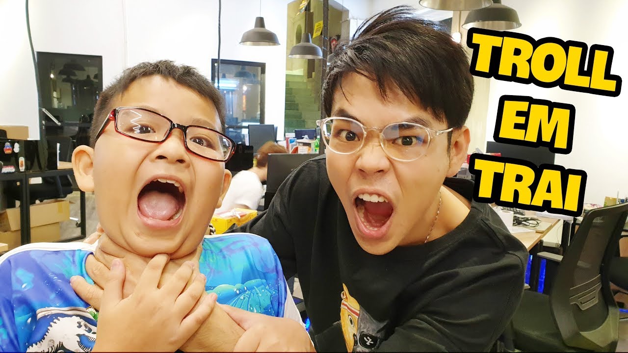 PRANK MY YOUNGER BROTHER DURING HIS FIRST TIME PLAYING MINIWORLD (Professor Banana)