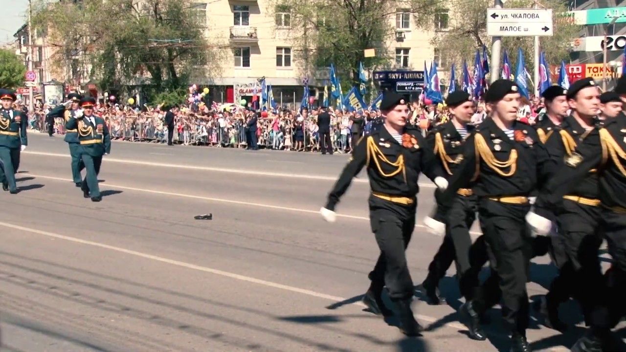 Девочки в строю на параде потеряли туфельку! Смотреть до конца.