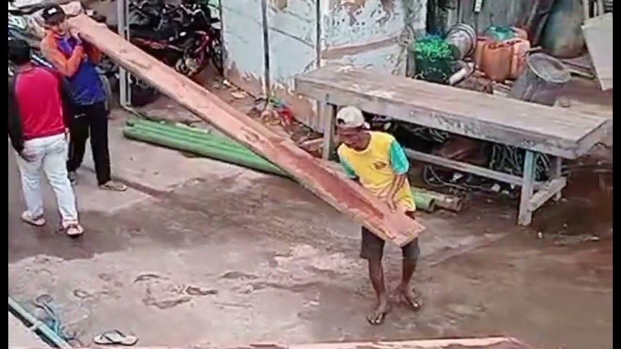 GOTONG ROYONG TUKANG KAYU MENGANGKAT PAPAN KE ATAS KAPAL
