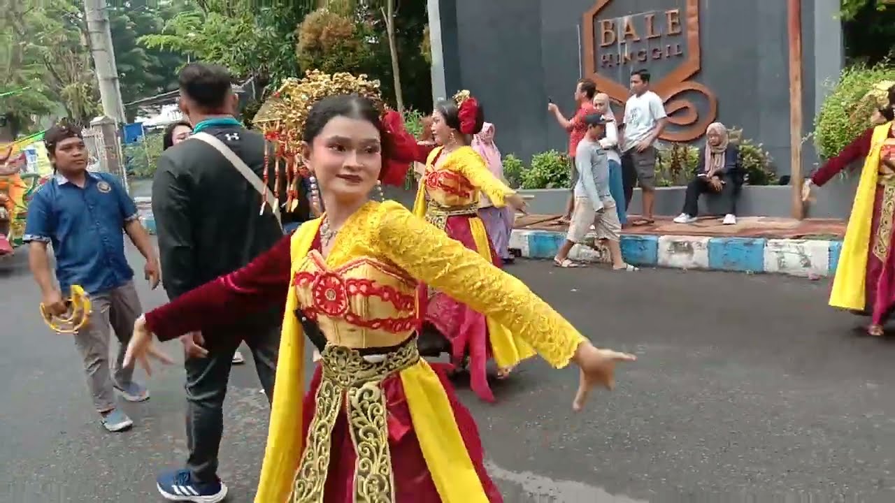 Pawai Kirab Gunungan Mangga Probolinggo #hiburan #festival #kesenian #budaya #mangga #gunungan 