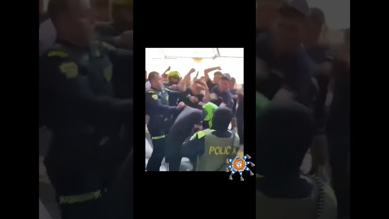 Rompe la Pi&ntilde;ata🪅 - Habitantes le dan Golpiza a una persona delante de la Polic&iacute;a. #colombia #short 🤣