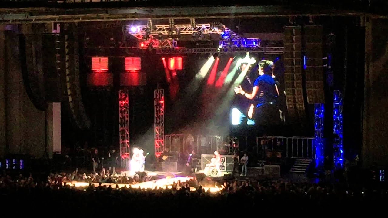 An amazing patriotic encore byToby Keith PNC music pavilion Charlotte NC