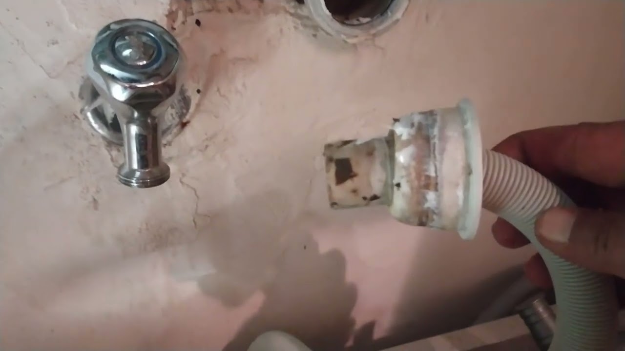 lavabo giderinden su geri geliyor.