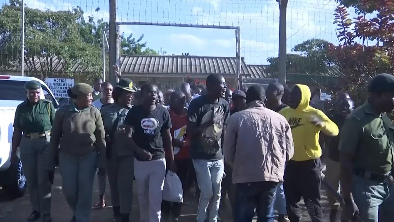 Zimbabwe releases prisoners in amnesty