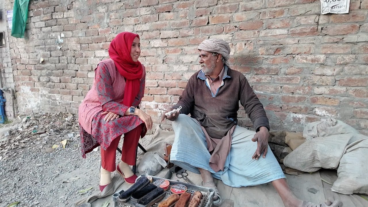 peso wala purse dekh ker kaha yeh mera nae or side per phenk dia