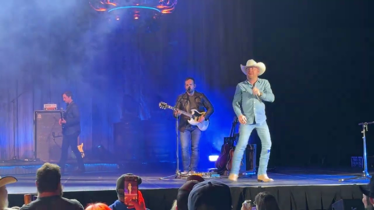 You Look Like I Need a Drink - Justin Moore