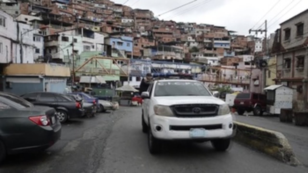 La Policía venezolana combate bandas criminales en barriadas de Caracas