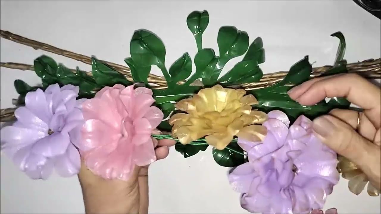 ARRANJO FLORAL - CENTRO DE MESA de GARRAFAS PET - ARTESANATO CRIATIVO -  ARTE com PET - DIY