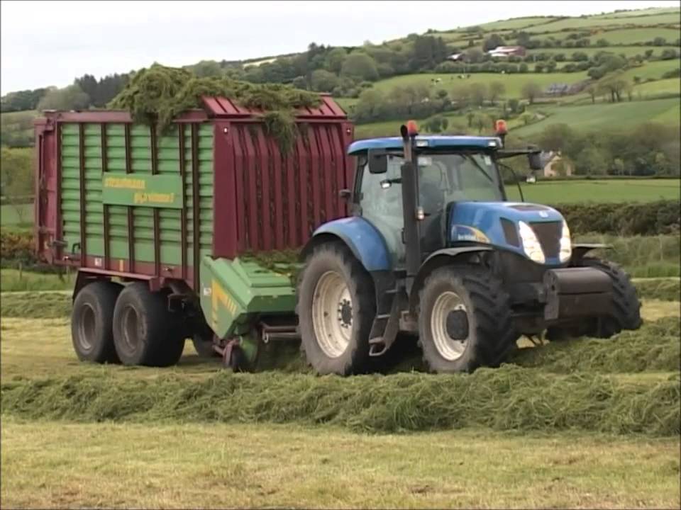 New Holland T7.270 T7.260 and a T7040 with Strautmann forage wagons