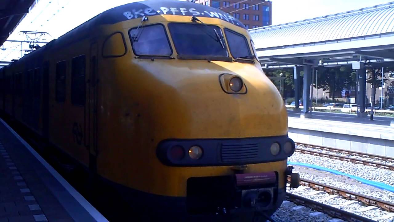 NS Plan V 453+940 vertrekken uit station 's-Hertogenbosch.