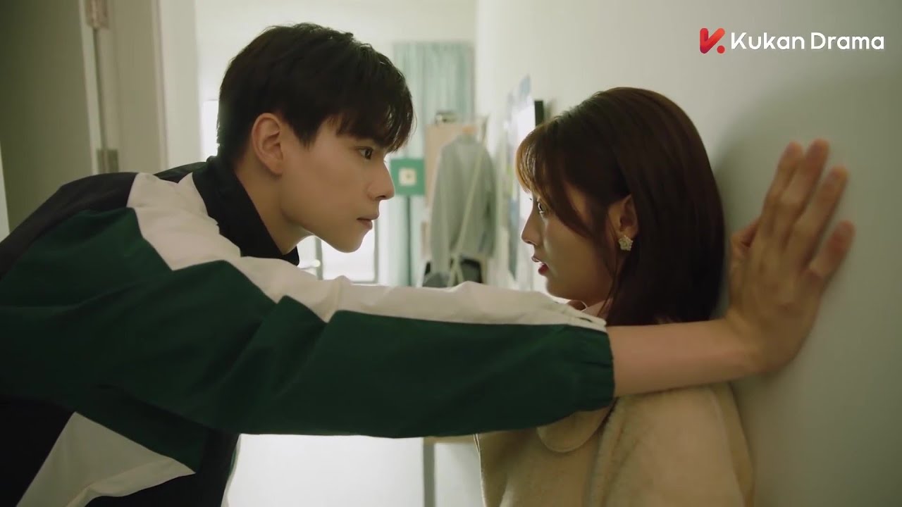 Ее парень затащил ее в комнату и попросил раздеться. Она покраснела от испуга.